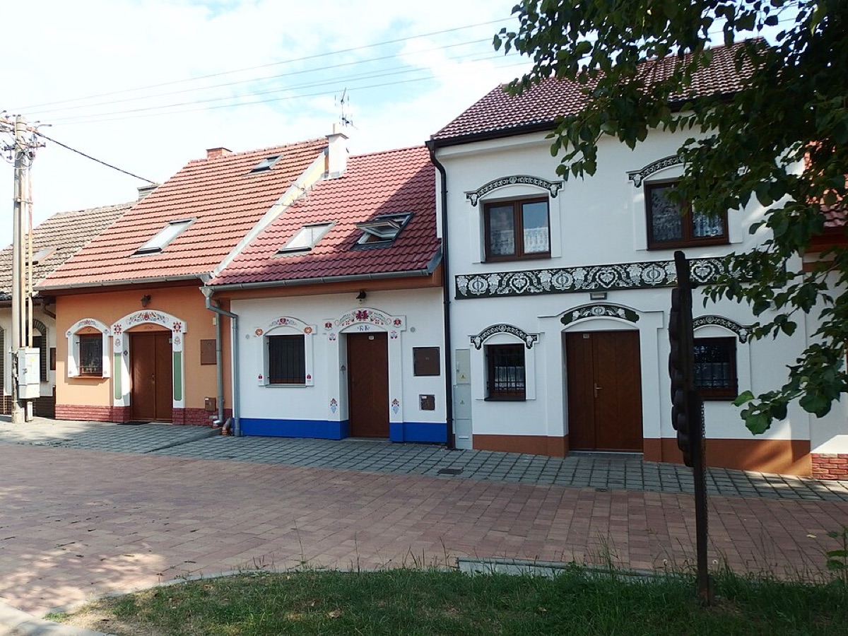 Řada sklepů ve sklepní ulici Nechory